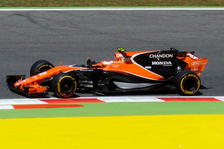 Экс-пилот "Формулы-1" лишился водительских прав – угадайте, за что