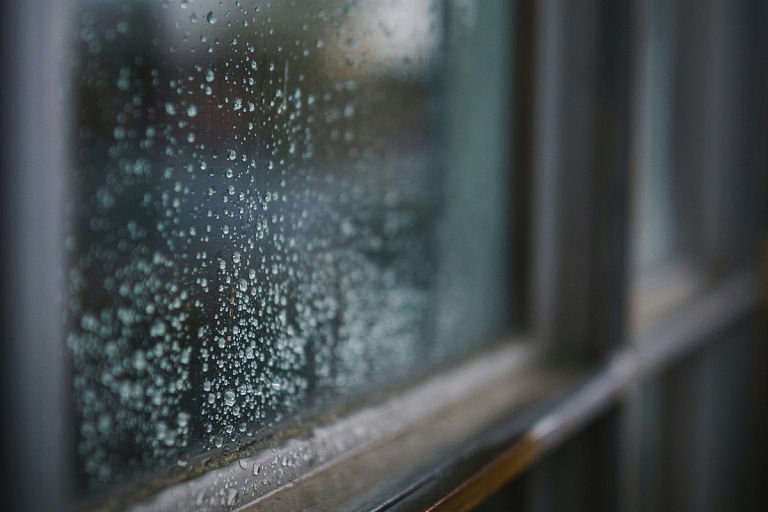 В ЖКХ дали необычные советы, как избавиться от запотевших окон