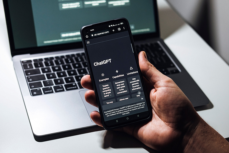 ИИ наступает: узнали, каким специалистам в ближайшее время грозит увольнение