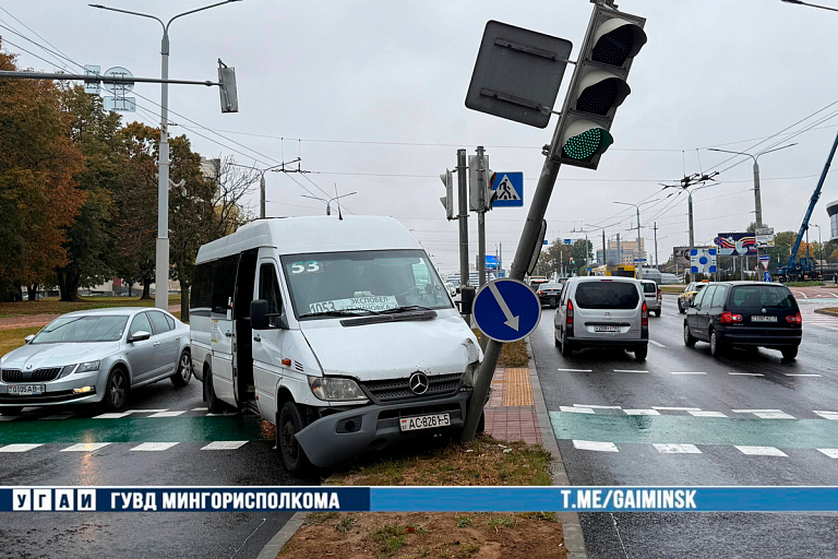 На минской Немиге маршрутка влетела в столб – пострадали двое пассажиров