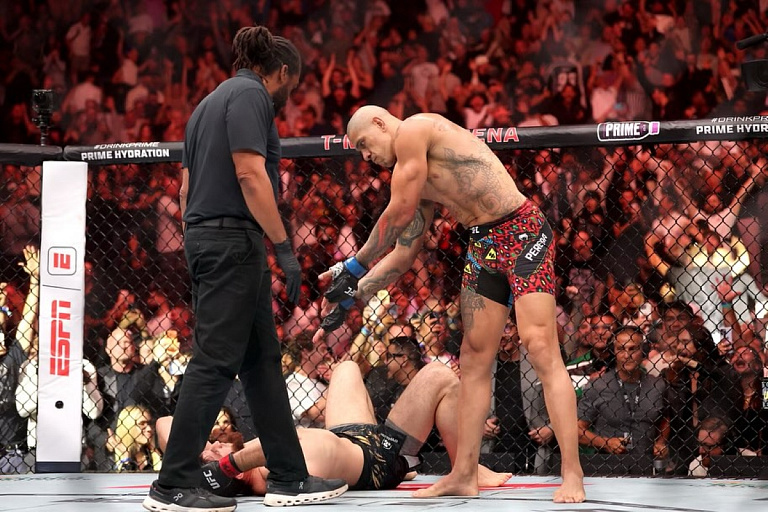 Чемпион UFC привез пояс в уникальное место: многие из вас там бывали