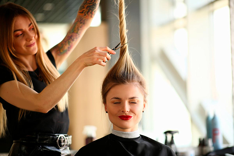 Не только каре: короткие стрижки, которые делают звезды в 2025-м