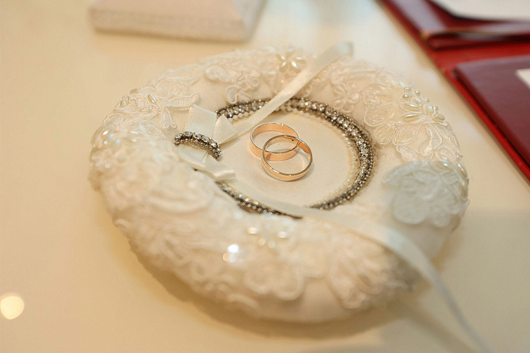 В загсе объяснили, поженят ли пару без обручальных колец