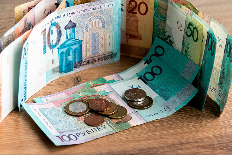 В начале осени белорусы отнесли в банки еще больше денег – это рекорд