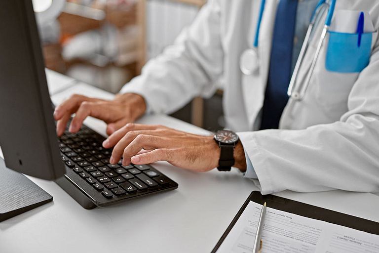 В ответ на отзыв пациентки клиника раскрыла ее диагноз – законно ли это