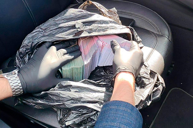 Брал деньги мешками: в Минске задержали руководителя крупного предприятия