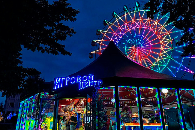 В Гродно тестируют необычную иллюминацию на колесе обозрения – стоит видеть