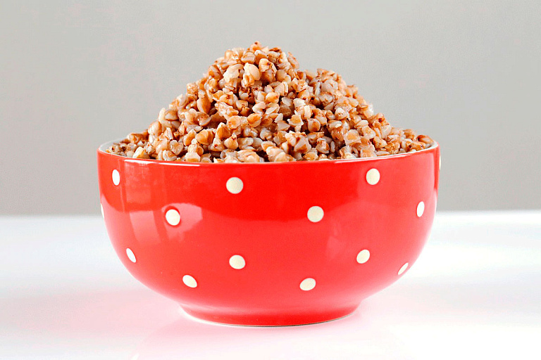 Заместили орехи: в Беларуси сделали необычную сладость из гречки