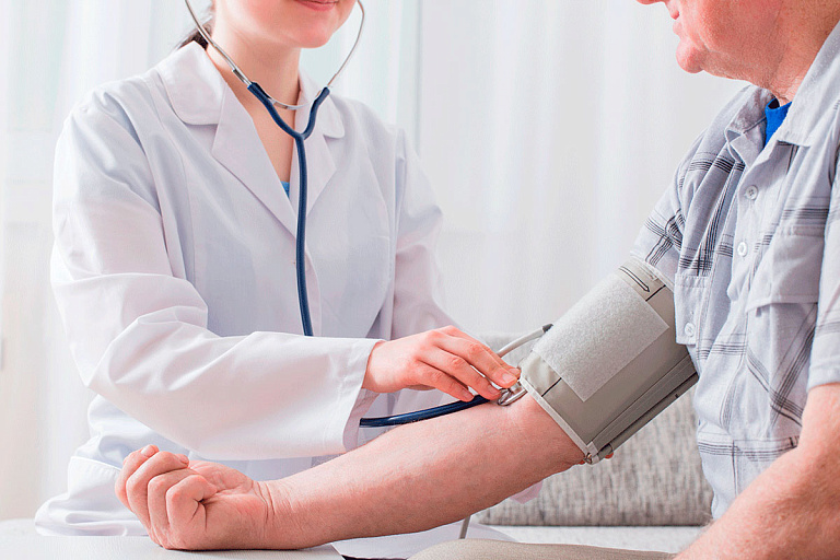 Доктор Мясников развеял опасный миф о высоком давлении у пожилых