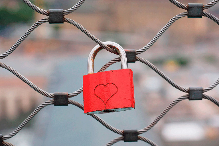 В Гомеле срезали "замки любви" с перил моста через Сож – где теперь вешать