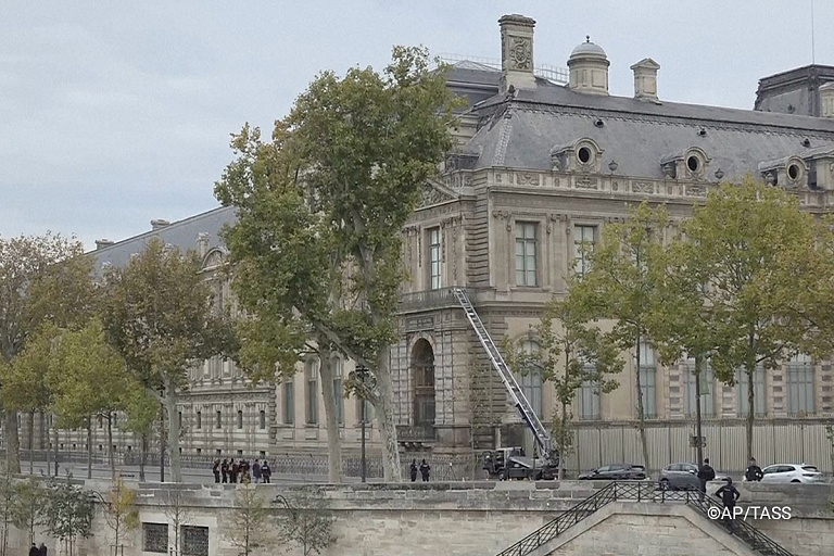 Лувр снова открыли после ограбления, но лишь частично