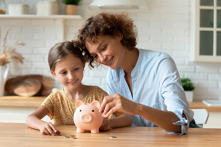 "Бабушка подарила": могут ли родители распоряжаться деньгами детей