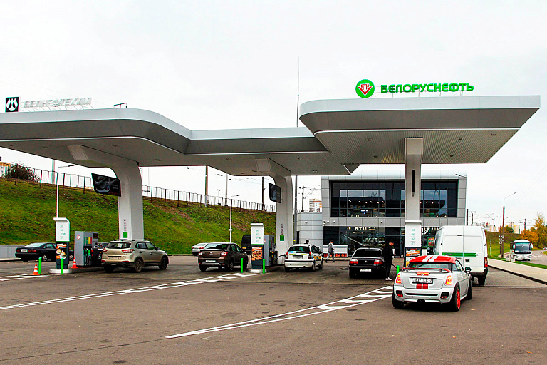 Сотрудники ГАИ провели рейды по заправкам – искали очереди из кофеманов