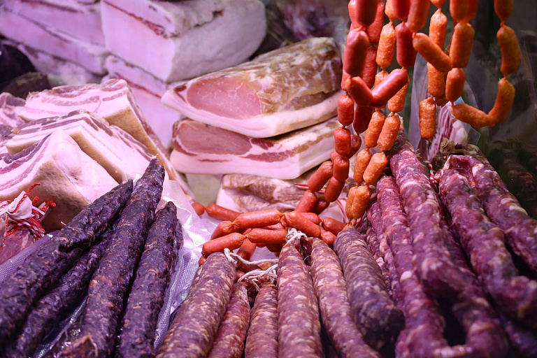 На Гомельщине обнаружили производство опасной колбасы – дело в сырье