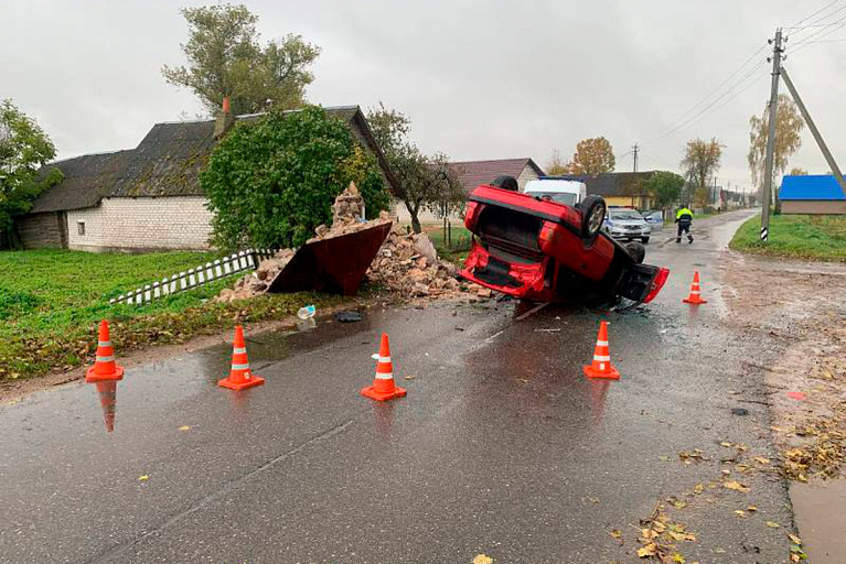 Под Сморгонью водитель врезался в памятник архитектуры – здание в руинах