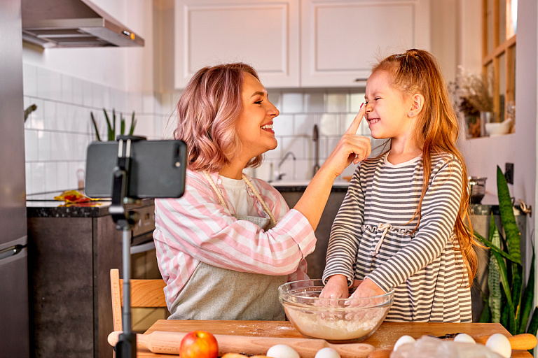 Стало известно, сколько детей ежегодно усыновляют белорусы
