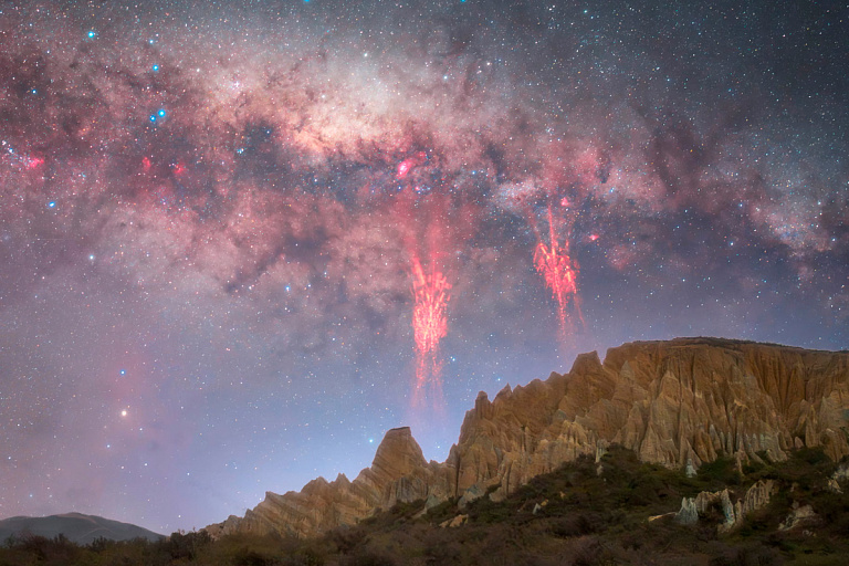 Красные молнии, которые идут вверх, засняли в Новой Зеландии – взгляните