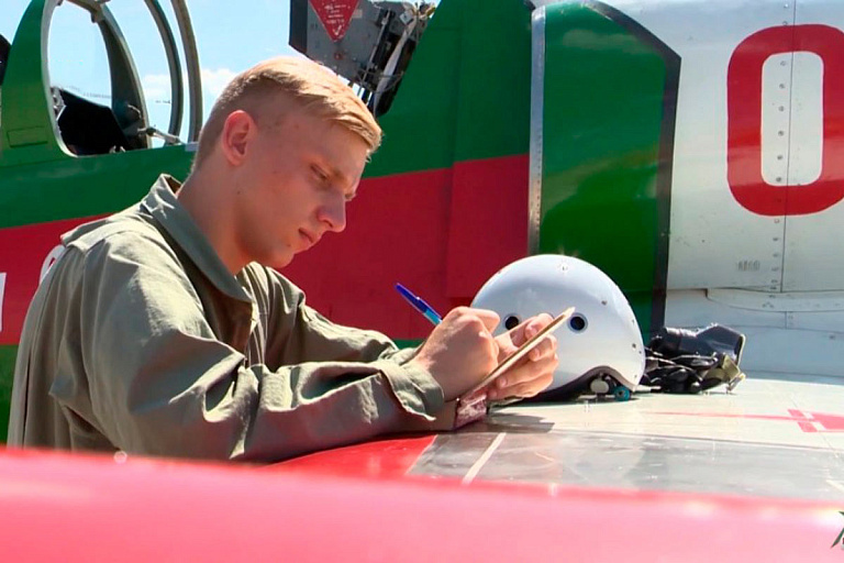 Сцена вместо самолета: как гибель друзей заставила летчика сменить профессию