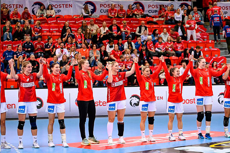 В белом больше не играем: гандболистки выдвинули революционные требования