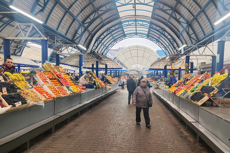 Дорогие огурцы и дешевый виноград: смотрим цены на Комаровке в конце октября