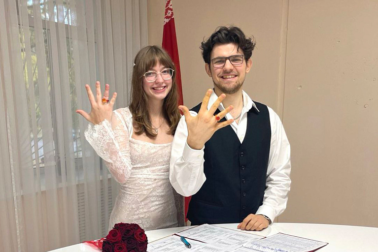 Молодожены в Гомеле съели свои обручальные кольца – видео