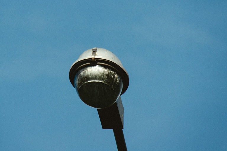 В Чехии предлагают заряжать электрокар от фонарного столба – как это