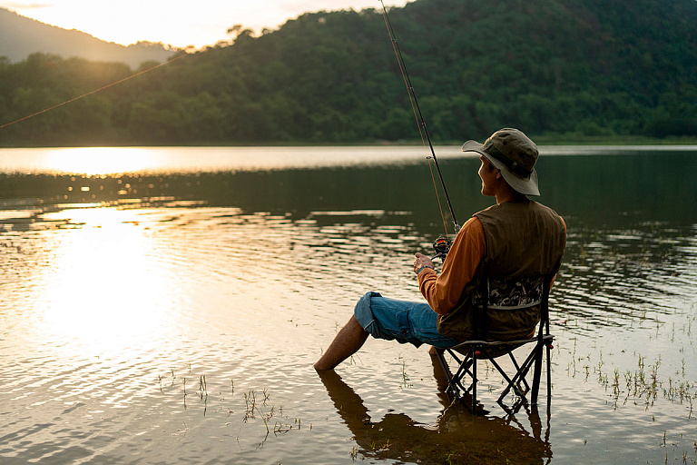 На Случи пляж не поделили с рыбаками – место отдыха превращается в болото