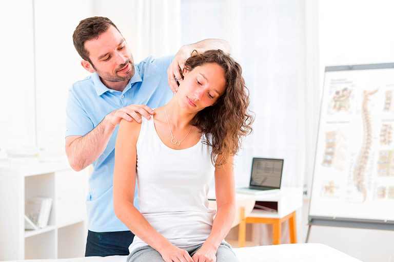 Чем опасна боль в шее и как от нее избавиться, рассказала физиотерапевт