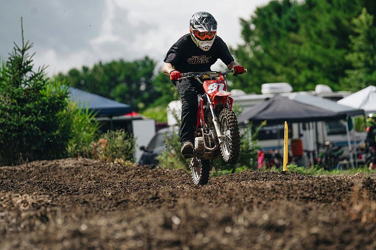 На кукурузном поле под Гомелем устроили дрифт на питбайках – что происходит