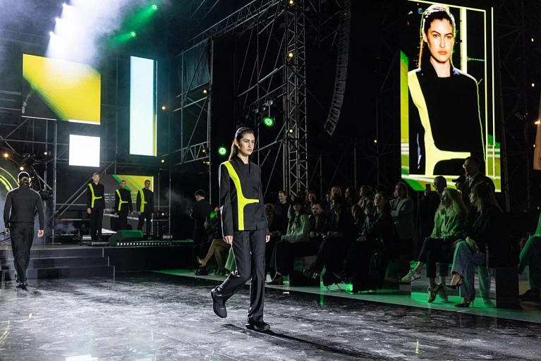 Вместо каблуков – кроссовки: туристы оценили новый лук стюардесс