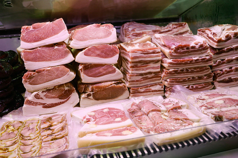 "Слюнки текут": белоруска показала сало из Слуцка и покорила TikTok