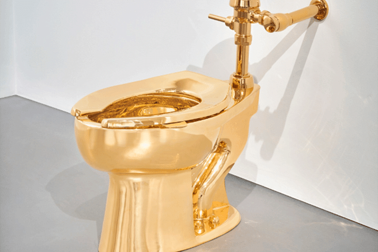 От создателя банана за $6,2 млн – на аукцион выставили золотой унитаз