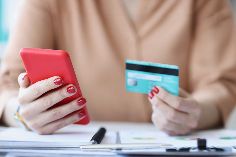 Крупный банк объяснил, чего лишатся белорусы из-за санкций