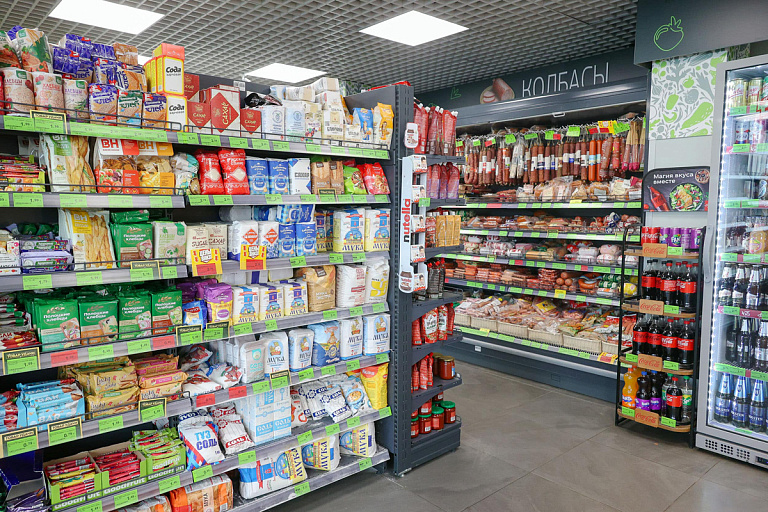 Крупные минские магазины попались на гнили, мухах и "просрочке"