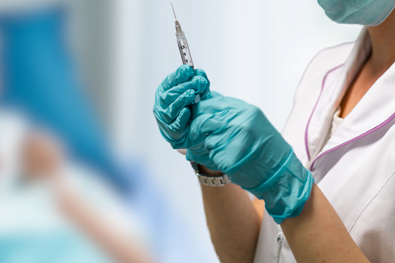 Врач назвал лучшее время для прививки от гриппа – ее сделают бесплатно