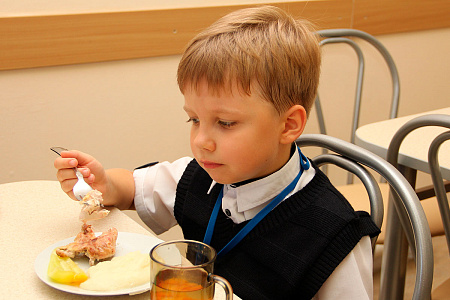 "Холодная, слипшаяся, невкусная": почему дети не едят в школе