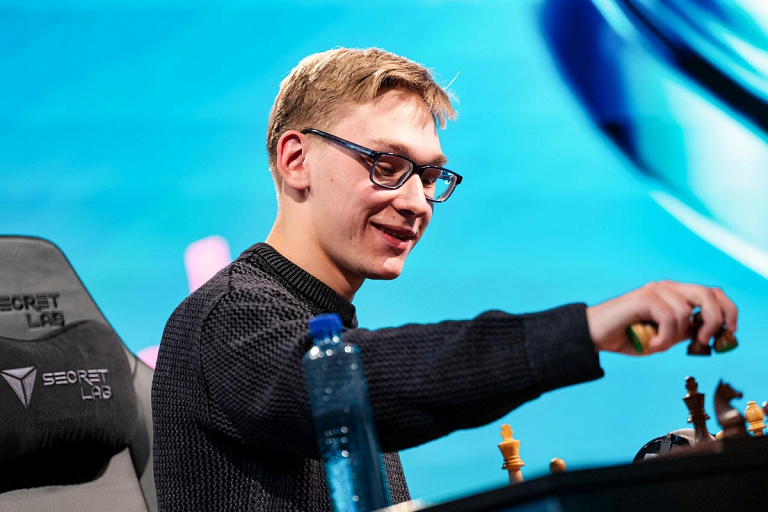 Как он это делает: Денис Лазавик опять обошел Карлсена на онлайн-турнире