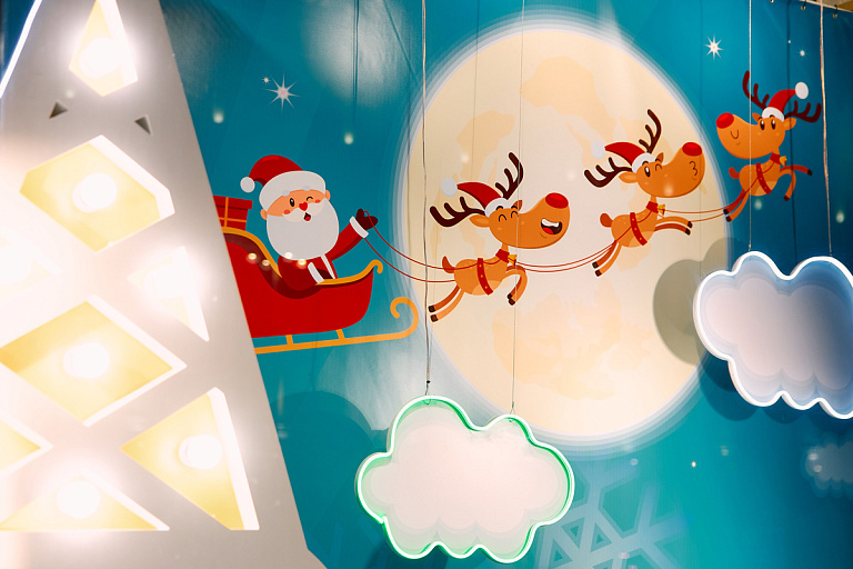 Смотрим на красоту: столичный ГУМ показал обновленные новогодние витрины