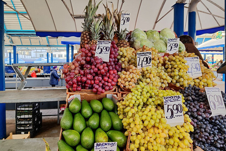Где лучше закупать овощи и фрукты: сравнили цены на Комаровке и в магазине
