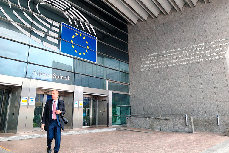 Евросоюз перестал выдавать многократные визы россиянам – а что белорусы