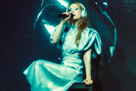 Монеточке пришлось прервать концерт – ее увезли со сцены на скорой