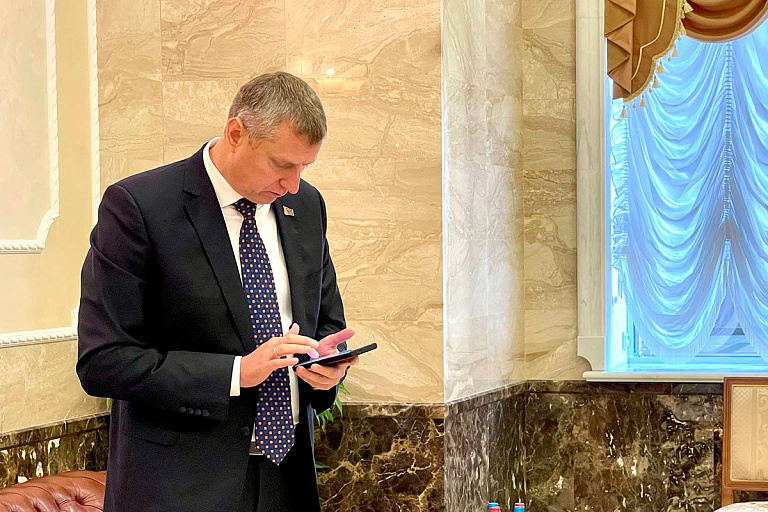 "Никакого секрета": Лукашенко высказался о смартфонах чиновников