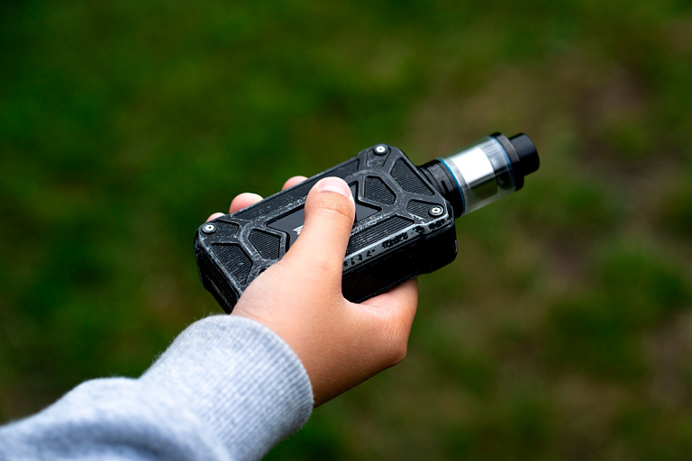 Врач рассказала о вреде вейпов для подростков – до воспаления легких