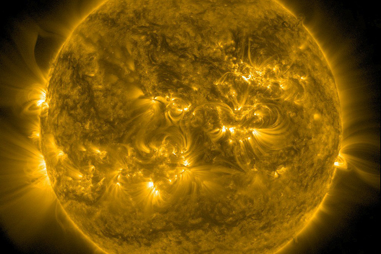Ученые предупреждают: на Солнце за сутки прошло 15 вспышек – чего опасаться