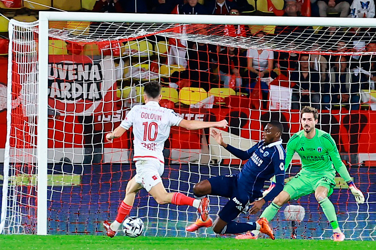 Футболист опоздал на тренировку и "попал" на €50 000