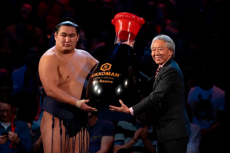 За победу 200-килограммовому сумоисту вручили огромные игрушки