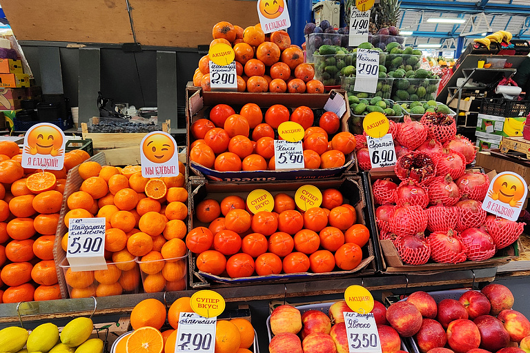 На Комаровке рухнули цены на хурму и ананасы: узнали, что выгодно закупать