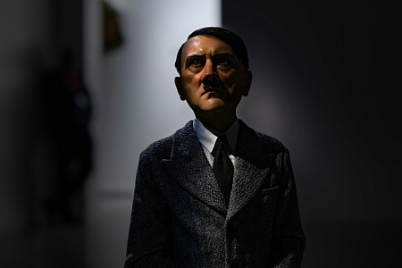 Микропенис и "биполярка": ученые выяснили, чем мог страдать Гитлер