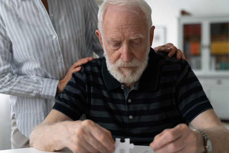 Можно помочь больным с Альцгеймером не забывать родных – ученые