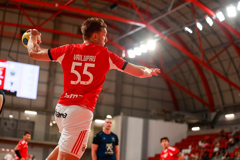 Залечь на дно в Сербии: гандболист сборной Беларуси не смог вернуться в клуб